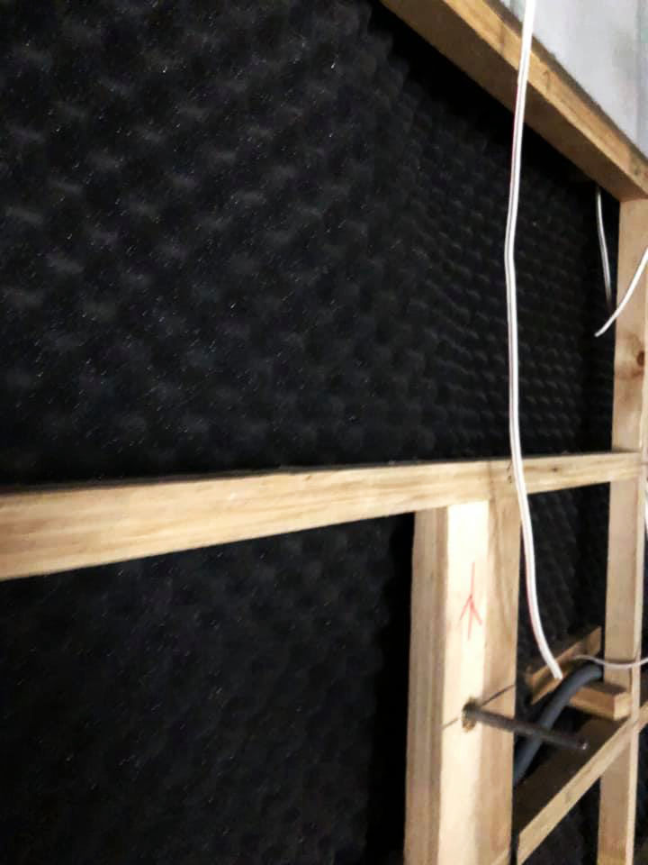 3.視聽室隔音設計兩側的牆壁的吸音處理是非常重要的，這裡吸收的音是從喇叭發出來的第一次反射音，如果第一次反射音太多，會導致定位不清楚，而且聲音聽起來會太吵。但是不必滿滿的整個牆面都吸音，只要大約在喇叭與聆聽位置中間處吸音就可以，具體還是需要根據用戶的需求、喜好進行吸音與隔音設計。  4.影院側牆中，若有一側是窗戶的，可以利用窗簾或者氣密窗來吸音，一方面窗簾可以阻擋光線進入影音室內，另一方面也是起到了美化家居的作用，最主要的就是能吸收聲音的傳播，達到了吸音的效果，這也是為什麼家庭影院大部分採用布窗簾作為影院裝修的首要材料。  5.視聽室隔音天花板處理 家庭劇院視聽室隔音中天花板最好也要兼顧吸音與擴散，這樣聲音才會最好。如果只有擴散，則從天花板來的高頻反射音會太強。例如可以使用輕鋼架加礦纖板，這是最簡單的天花板處理，也是最省錢的處理，雖然這種天花板只有吸高頻的作用而無任何擴散功能，不過對於抑製過吵的高頻以及過長的室內回音都會有效。  6.視聽室隔音設計地板處理 現代家居地板大概都是大理石、瓷磚或木質地板。為了降低從地板反射上來的低頻，我們還是需要在喇叭與聆聽位置之間的這塊地上鋪上厚地毯。因為厚地毯的吸音效果才夠，如果您只想用小塊薄地毯，那將只有裝飾作用，而沒有實質的吸音作用。