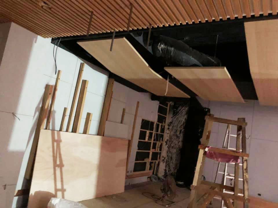 視聽室隔音設計兩側的牆壁的吸音處理是非常重要的，這裡吸收的音是從喇叭發出來的第一次反射音，如果第一次反射音太多，會導致定位不清楚，而且聲音聽起來會太吵。但是不必滿滿的整個牆面都吸音，只要大約在喇叭與聆聽位置中間處吸音就可以，具體還是需要根據用戶的需求、喜好進行吸音與隔音設計。  4.影院側牆中，若有一側是窗戶的，可以利用窗簾或者氣密窗來吸音，一方面窗簾可以阻擋光線進入影音室內，另一方面也是起到了美化家居的作用，最主要的就是能吸收聲音的傳播，達到了吸音的效果，這也是為什麼家庭影院大部分採用布窗簾作為影院裝修的首要材料。  5.視聽室隔音天花板處理 家庭劇院視聽室隔音中天花板最好也要兼顧吸音與擴散，這樣聲音才會最好。如果只有擴散，則從天花板來的高頻反射音會太強。例如可以使用輕鋼架加礦纖板，這是最簡單的天花板處理，也是最省錢的處理，雖然這種天花板只有吸高頻的作用而無任何擴散功能，不過對於抑製過吵的高頻以及過長的室內回音都會有效。  6.視聽室隔音設計地板處理 現代家居地板大概都是大理石、瓷磚或木質地板。為了降低從地板反射上來的低頻，我們還是需要在喇叭與聆聽位置之間的這塊地上鋪上厚地毯。因為厚地毯的吸音效果才夠，如果您只想用小塊薄地毯，那將只有裝飾作用，而沒有實質的吸音作用。